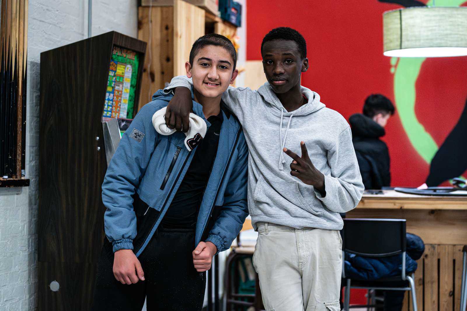 2 drenge i ungdomsskolen er bedste venner og holder hinanden om halsen