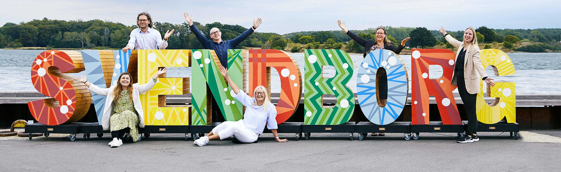 Glade medarbejdere ved Svendborg bogstaver