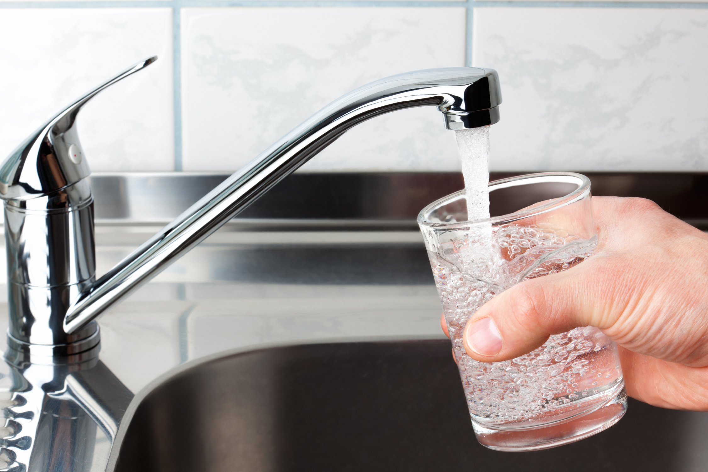 Rent vand, der kommer ud af en vandhane