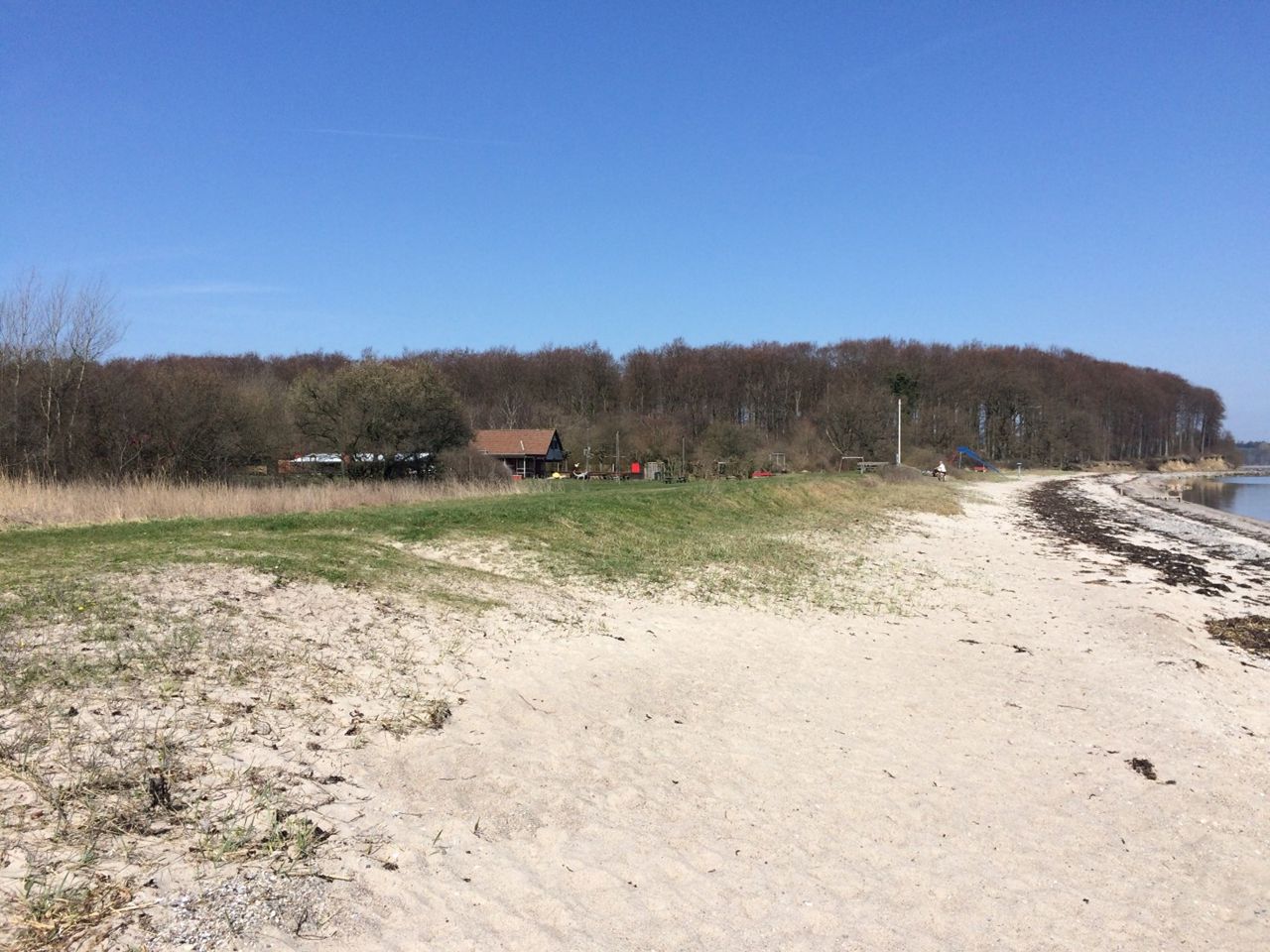 Stranden strækker sig langs hele Thurøs østkyst fra Øgavl til Thurø Rev.