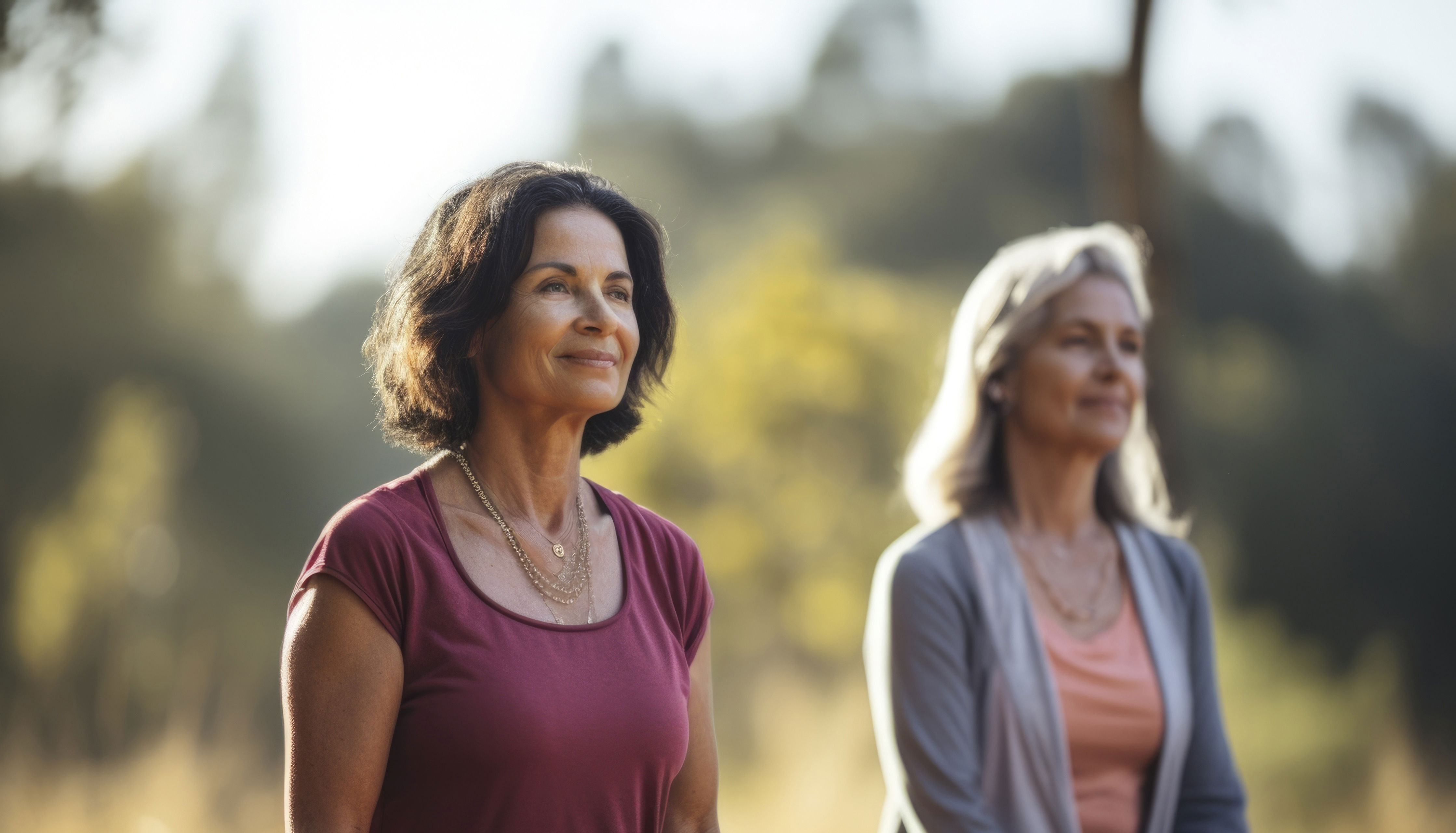 To ældre kvinder dyrker yoga