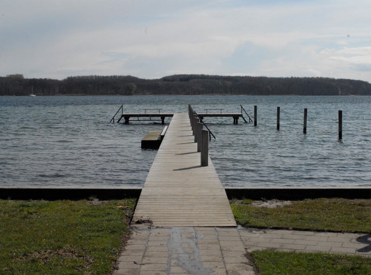 Stranden ved Strandhuse ligger hyggeligt mellem huse og private badebroer ud til Svendborg Sund tæt på Skt. Jørgenspark og Svendborgsundbroen.
