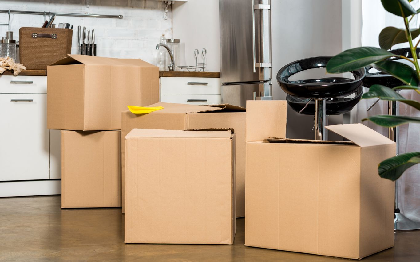 Billede af flyttekasserod foran køkken